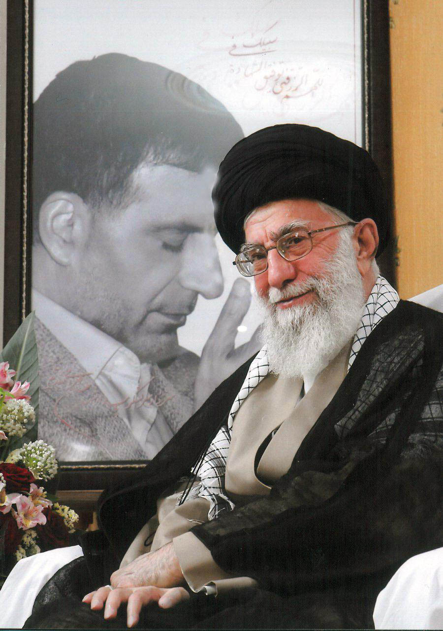 دیدار مقام معظم رهبرى حضرت ايت الله خا منه اى با مادر  شهيدان على وحسن تهرانى مقدم